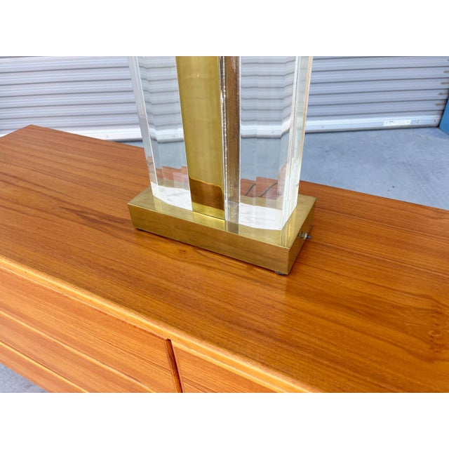 1970s 1970s Mid Century Modern Lucite and Brass Table Lamp by Charles Hollis Jones For Sale - Image 5 of 9