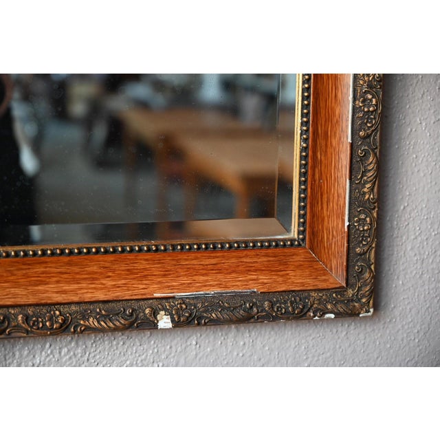 Full of poetry with its vintage charm, this wall mirror boasts generous ornamentation and beautiful materials. Its elegant...