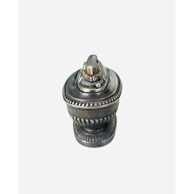 Very elegant "Queen Anne" table lighter from Ronson in silver metal from the mid-20th century. This lighter works on gas....