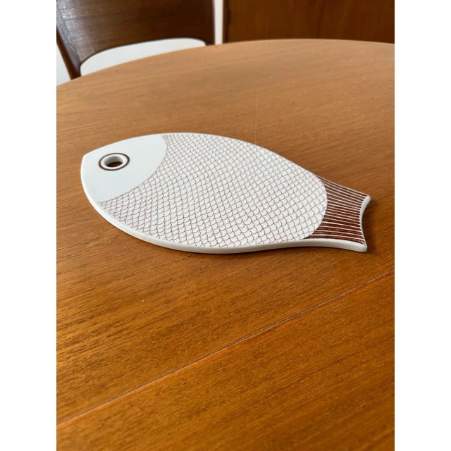 White 1960s Kaarina Aho Mid Century Modern Ceramic Fish Plate for Arabia of Finland For Sale - Image 8 of 8