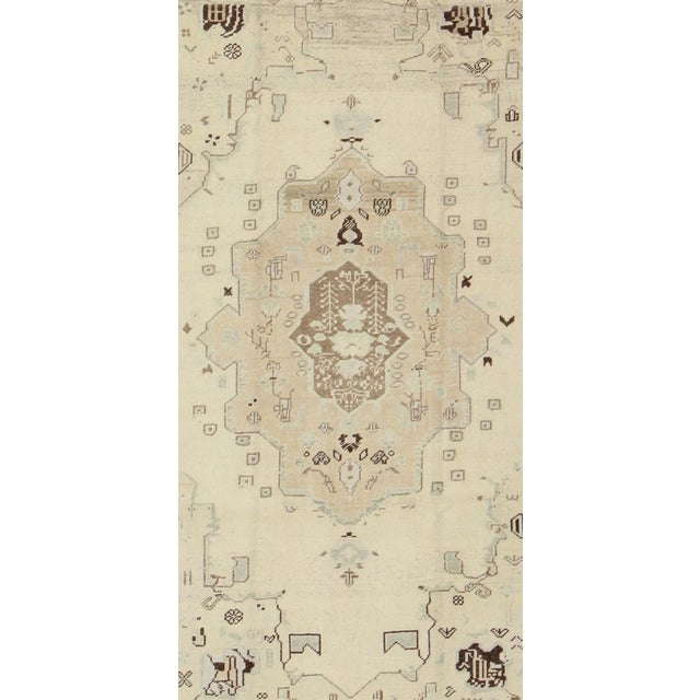 Mid 20th Century Vintage Turkish Oushak Rug in Soft Cream With Faded Taupe and Subtle Sky Blue For Sale - Image 5 of 10