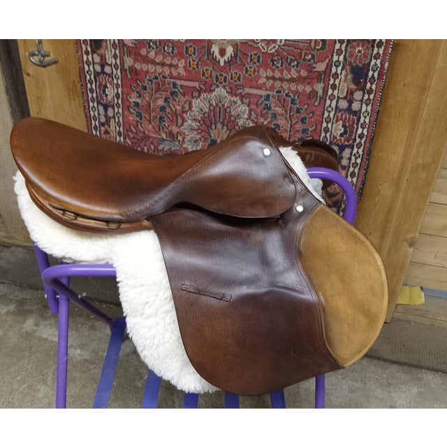 1960s Vintage Mid Century Equestrian Saddle Made in England for Barrington Saddlery For Sale - Image 5 of 6