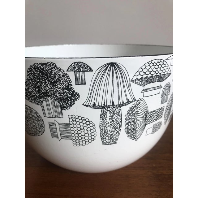 This is a set of Scandinavian bowls in enamelled metal with mushroom decoration, designed by Kaj Frank for Arabia, Finland...