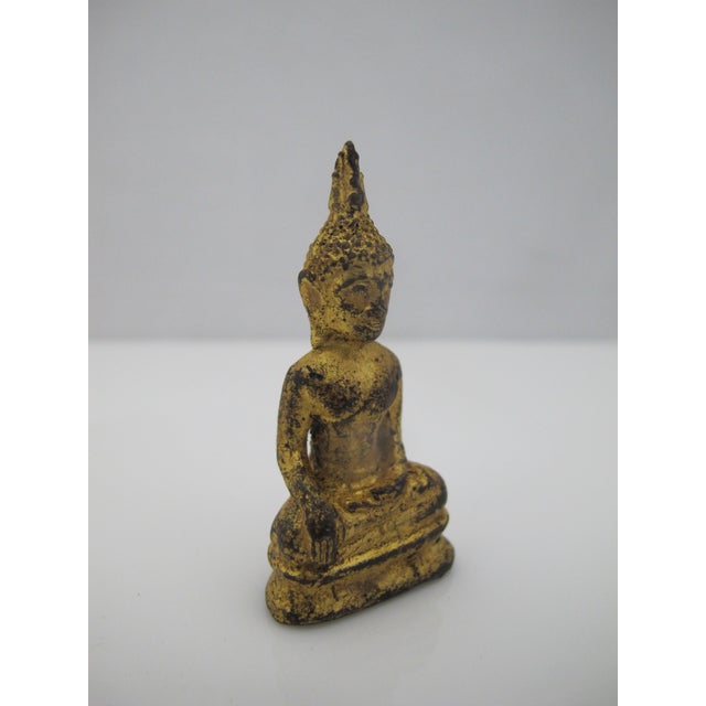 Figurative Thai Gold Lacquered Bronze Ratanakosin Miniature Seated Buddha Figurine For Sale - Image 3 of 7