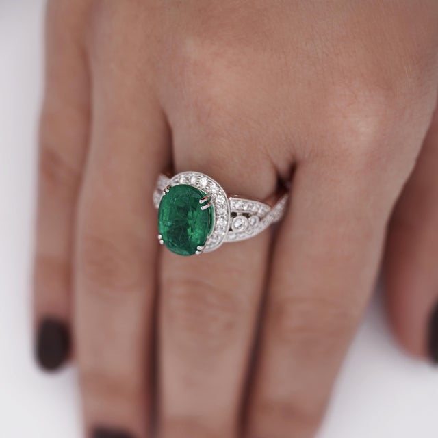 Metal 5.5 Carat Oval Cut Emerald & Diamond 18k White Gold Filigree Crossover Ring, Size 7.75 For Sale - Image 7 of 10