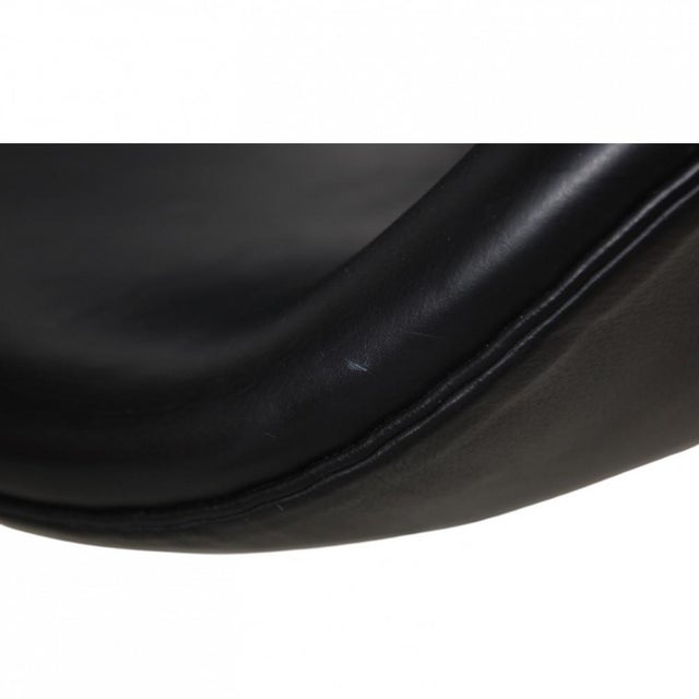 Black Swan Chair in Black Aura Leather by Arne Jacobsen, 2006 For Sale - Image 8 of 18