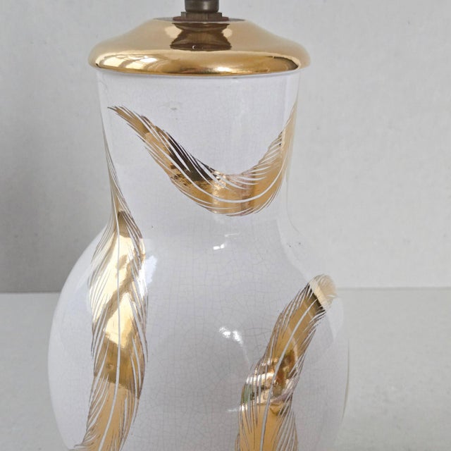 Vintage White and Gold Crackle Ceramic Tripod Lamp with Feathers, 1950s For Sale - Image 6 of 11