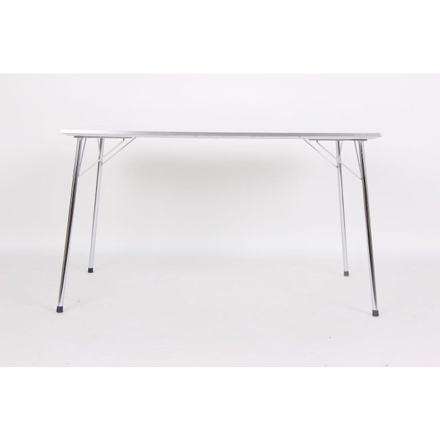 Light Yellow Danish Dining Table by Arne Jacobsen Table for Fritz Hansen, 1978 For Sale - Image 8 of 8