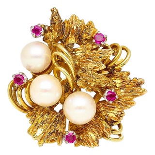 Vintage 5mm Pearl & Ruby Floral Cluster 18k Gold Twisted Shank Cocktail Ring, Size 8 For Sale