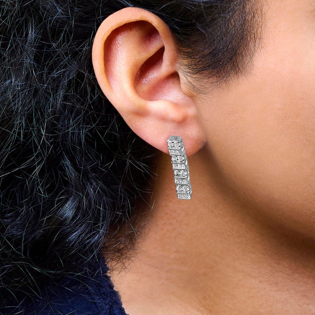 Early 21st Century 14K White Gold 1 1/3 Cttw Alternating Round And Baguette Diamond Drop Earrings (H-I Color, SI2-I1 Clarity) For Sale - Image 5 of 6