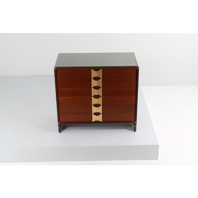 Beautiful chest of drawers with six large drawers, in wood with aesthetic perimeter finishes and large shaped handles in...