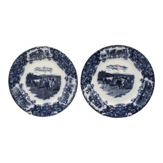 Associated Pair of 1906-08 English Wedgwood Cows Flow Blue Pattern Plates For Sale