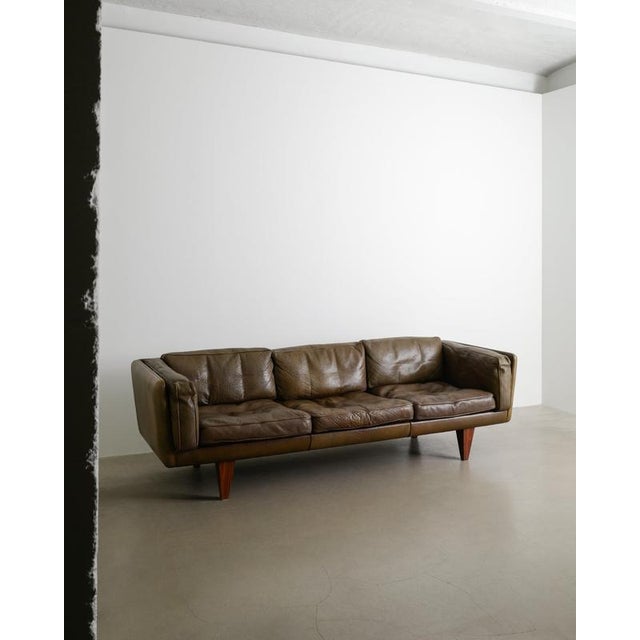 1960s Danish Mid-Century Modern Olive Brown Three Seater V11 Sofa by Illum Wikkelsø, 1960s For Sale - Image 5 of 8