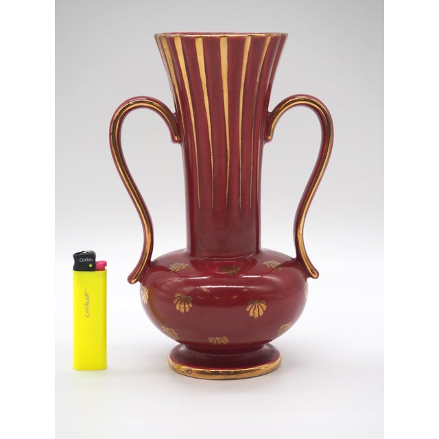 A beautiful vase with wonderfully soft shapes and in high quality. Beautifully decorated with gold flowers at the base of...