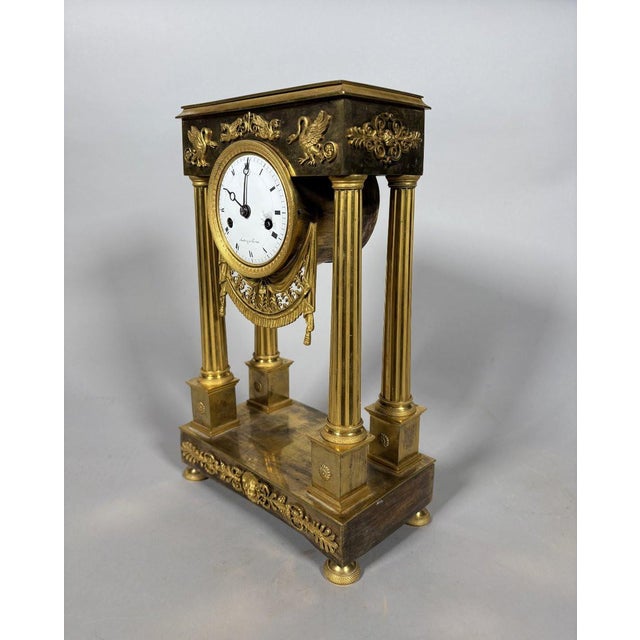 Bronze portico clock from the Empire period, 19th century For Sale - Image 4 of 10