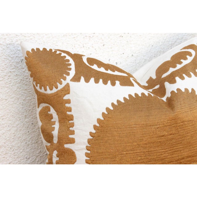 1990s 18"sq Gold & White Medallion Suzani Pillow Cover For Sale - Image 5 of 7