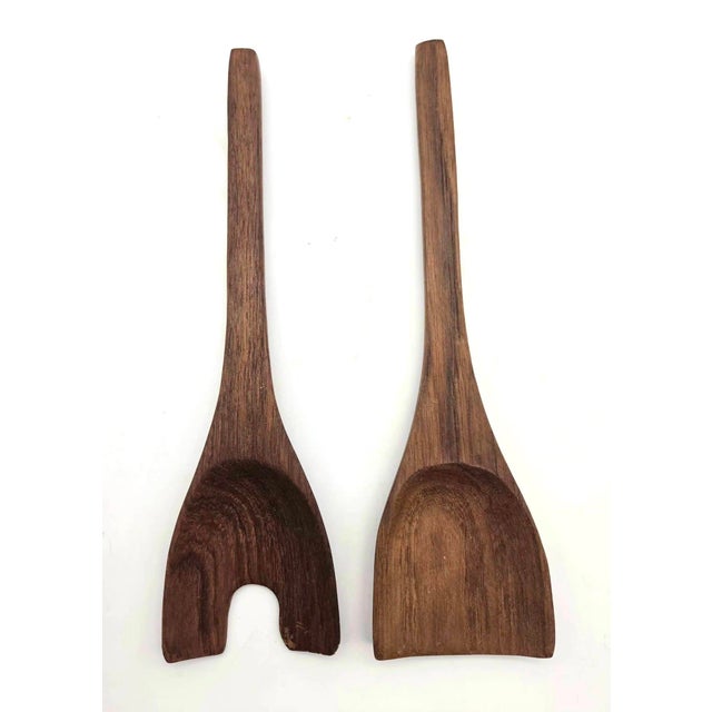 Offered is a pair of carved and lathed Teak wood salad serving utensils made in Thailand in the 1970s. They measure:...