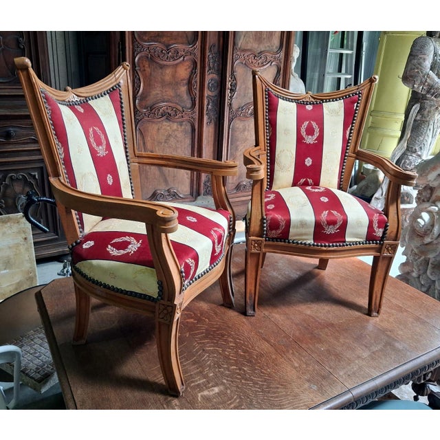 Traditional Empire Style Children's Gondola Chairs in Cherrywood with Saber Legs and Curved Front Legs, 1920s, Set of 2 For Sale - Image 3 of 5