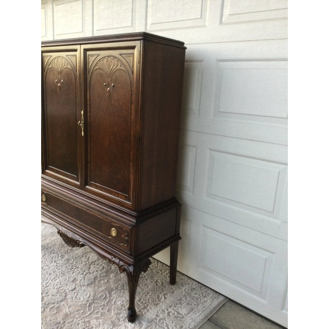 1960s Vintage Mahogany Display Cabinet | Queen Anne Style Cabinet | Mirrored Interior For Sale - Image 5 of 8