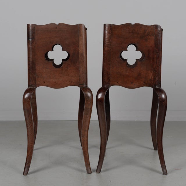 Early 20th Century Pair of French Country Louis XV Style Walnut Nightstands For Sale - Image 5 of 7