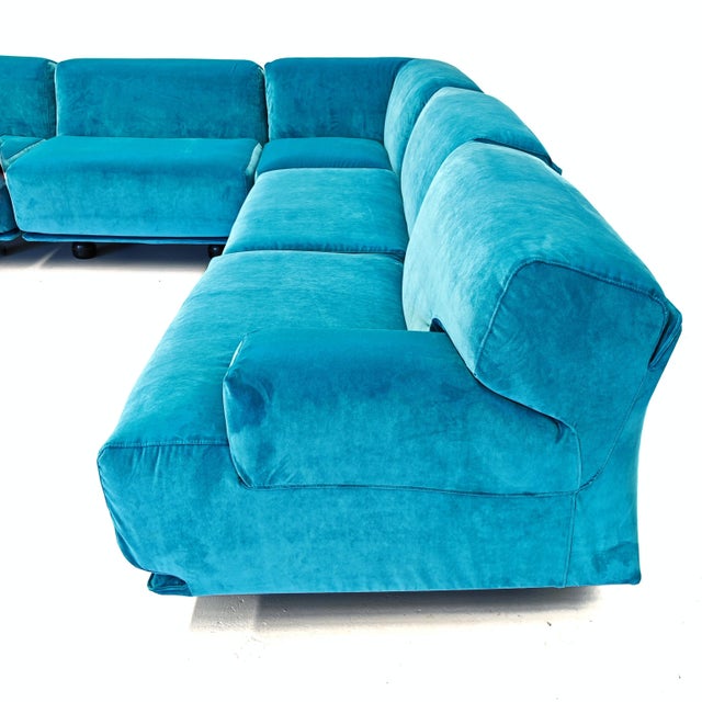Fiandra Modular Corner Sofa in Blue Velvet by Vico Magistretti for Cassina, 1980s, Set of 5 For Sale - Image 13 of 18
