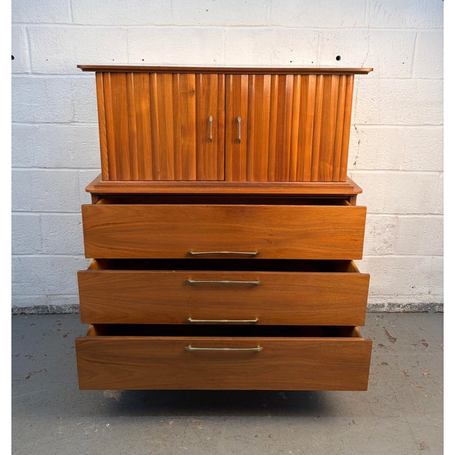 Mid 20th Century Modern Gentleman's Chest Highboy by Young Mfg., Attributed For Sale In New York - Image 6 of 14