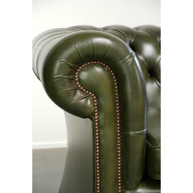 Chesterfield 2.5-seater Sofa in Green Cowhide Leather For Sale - Image 11 of 14
