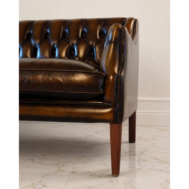 A true icon of Chesterfield sofas, this Fleming Howland model embodies the excellence of British craftsmanship and the...
