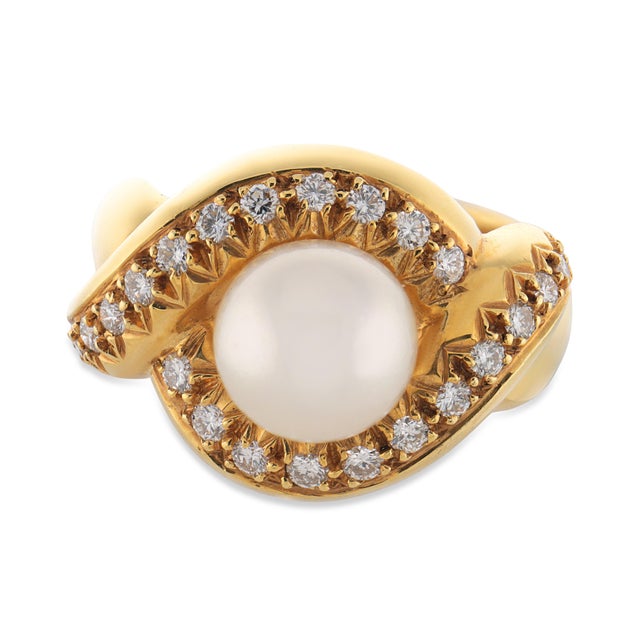 Contemporary Vintage Pearl Diamond 18k Yellow Gold Ring, Size 6 For Sale - Image 3 of 6