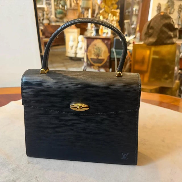 This vintage Louis Vuitton Speedy 30 is crafted from the house’s iconic Noir Black Epi Leather, a textured, dyed-through...