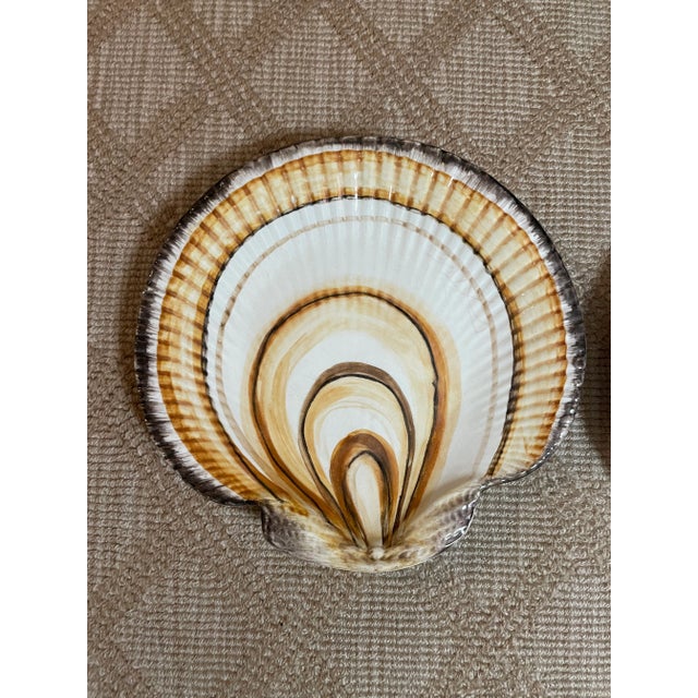 A Pair of Painted Scallop Plates For Sale - Image 4 of 7