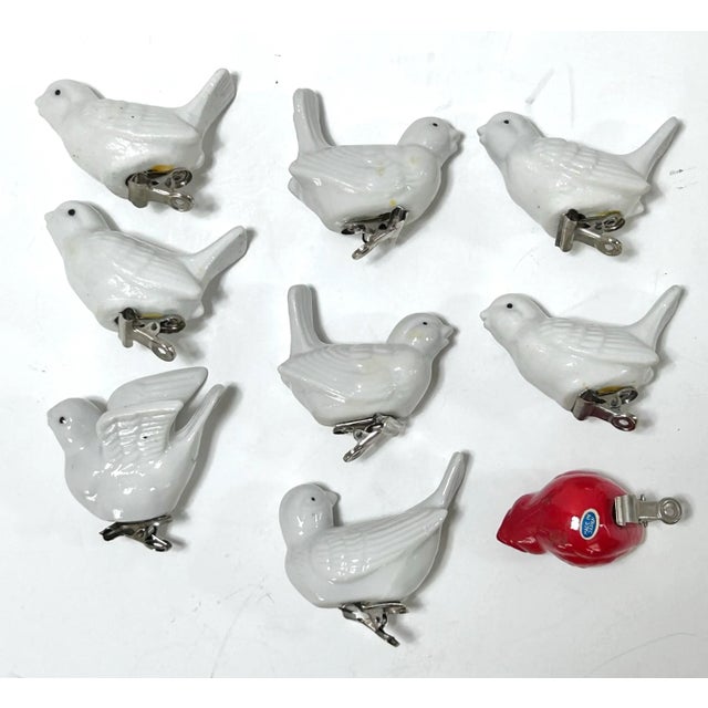 A wonderful unique set of ceramic bird ornaments in different poses. The can clip onto a tree, a gift or even in a plant...