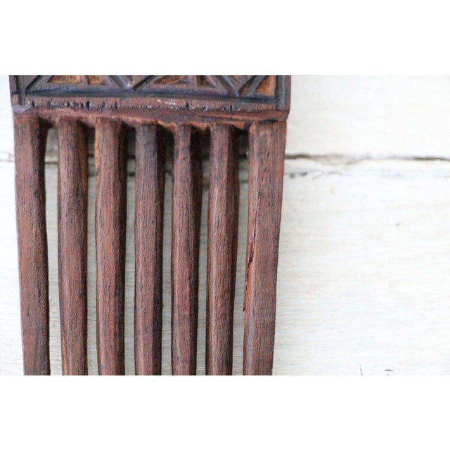 Brown 1950s Chokwe Comb Depicting a Rooster, Angola For Sale - Image 8 of 11