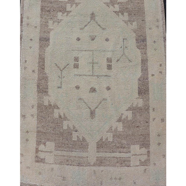 Geometric Medallion Design Turkish Oushak Runner in Soft Neutral Tones For Sale - Image 11 of 14
