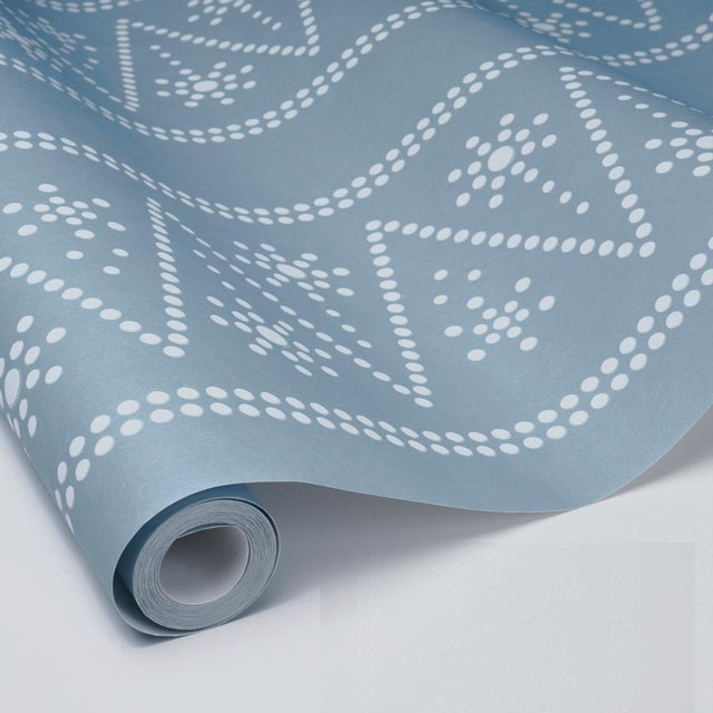 Schumacher Sample - Schumacher The Pearlies Wallcovering In Soft Blue For Sale - Image 4 of 6