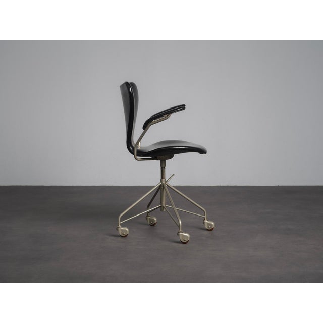 Mid-Century Modern First Edition Model 3217 Office Chair by Arne Jacobsen for Fritz Hansen, Denmark, 1950s For Sale - Image 3 of 13
