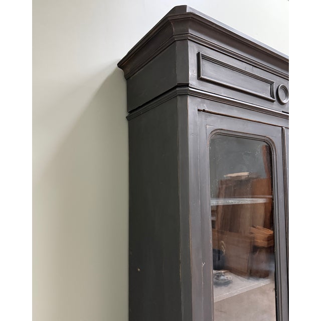 This two-part louis-philippe sideboard is a majestic and authentic piece, characteristic of 19th-century craftsmanship....