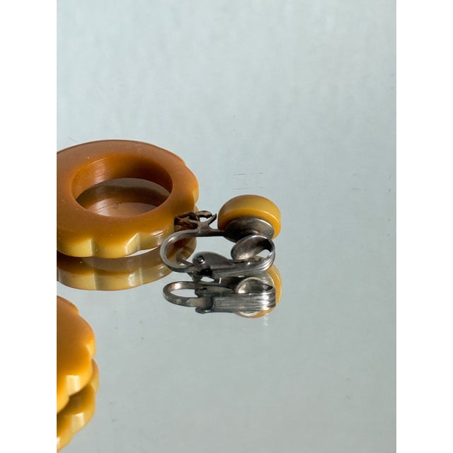 1940s Vintage 1940s Mustard Yellow Bakelite Dangle Earrings With Scalloped Edge, A Pair For Sale - Image 5 of 13