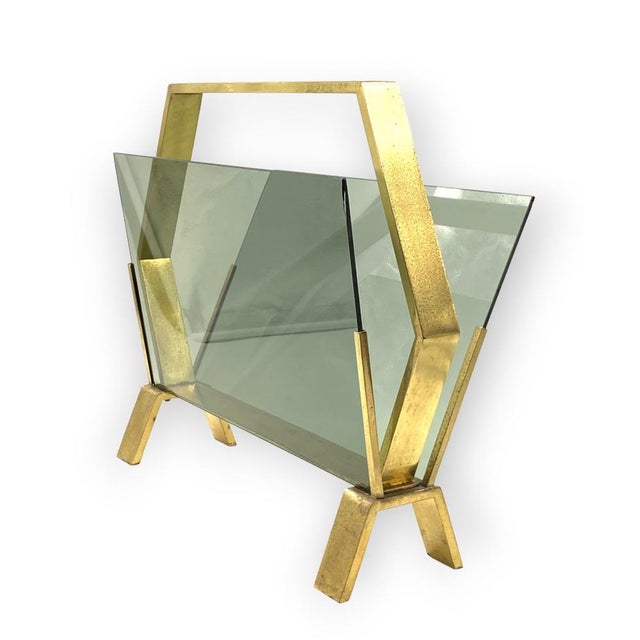 Modern brass magazine rack Italy 1970 brass, smoked glass H 44 cm - 53 x 23 cm Conditions: very good consistent with age...