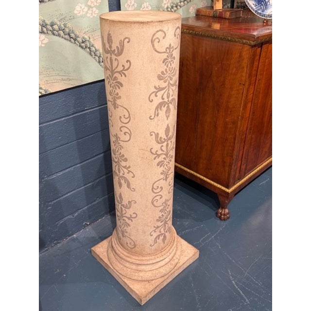 Mid 20th Century Pair of Florentine Hand Painted Italian Pedestals in Creme and Grey For Sale - Image 5 of 5
