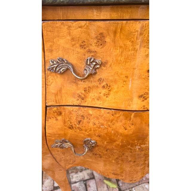 1970s Pair of French Louis XV Style Burl Wood Bombe Nightstands With Green Marble Tops & Bronze Mounts For Sale - Image 15 of 15