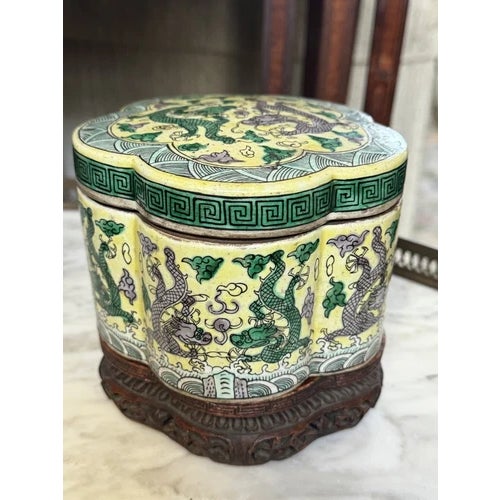 19th Century Porcelain Republic Era Kangxi Style Famille Verde Biscuit Box For Sale In Minneapolis - Image 6 of 11