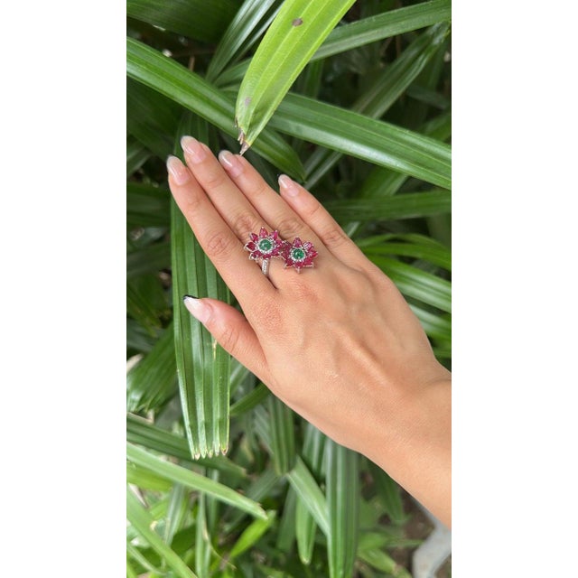 2020s Set in 18k White Gold, Emerald Cabochon, Carved Ruby & Diamonds Toi Et Moi Ring, Us Size 7 For Sale - Image 5 of 11