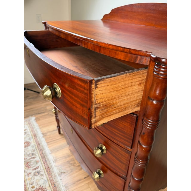 Brown Early 19th Century New England Federal Mahogany Bow-Front Chest of Drawers With Backsplash, C. 1820–1840 For Sale - Image 8 of 11
