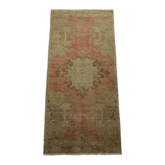 1950s Vintage Turkish Rug in Pink With Green & Cream Floral Medallion | Rug & Kilim For Sale - Image 5 of 7