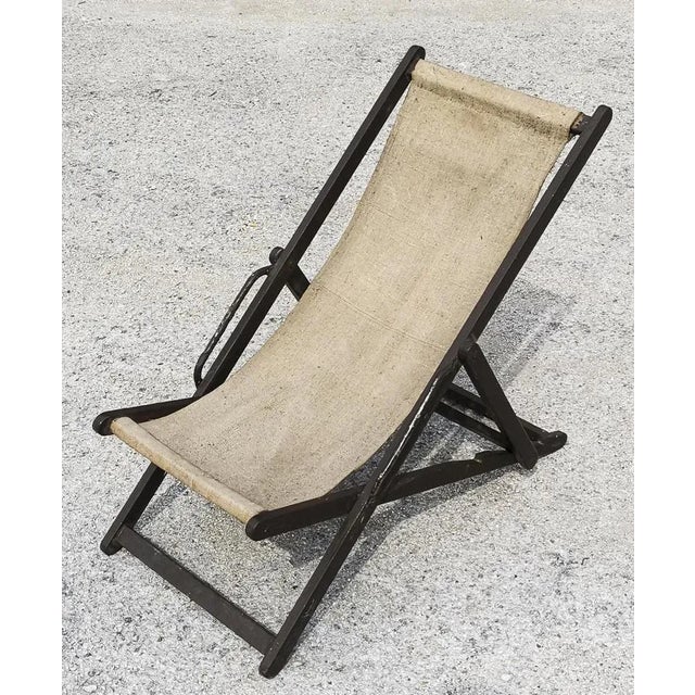 Seaside deck chair or garden with ECRU cotton fabric seat. Italy 1960. Original Vintage Mid-Century. The painted wooden...