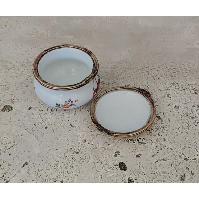 18th Century Porcelain Snuff/Trinket Box For Sale In San Diego - Image 6 of 7