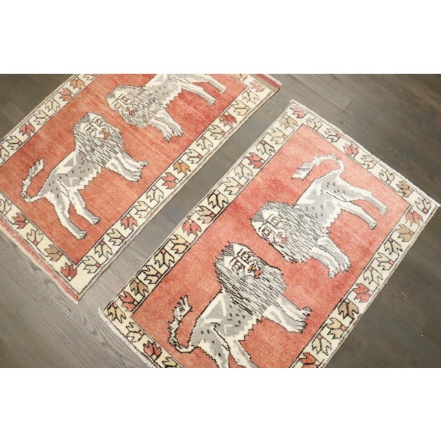 Mid 20th Century Pair of Lion Turkish Small Mats rug no. j4706 For Sale In New York - Image 6 of 6