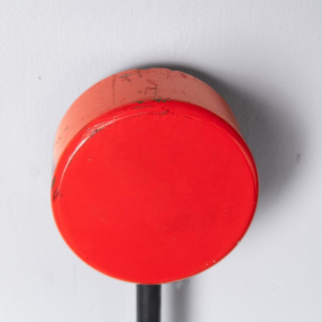 Rotating Mirrors in Red and Yellow Metal, Set of 2 For Sale - Image 5 of 8