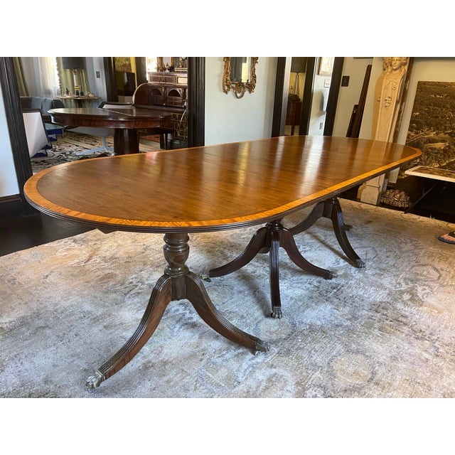 1920s English Regency Style Tripple Pedestal Dining Table For Sale In New York - Image 6 of 11